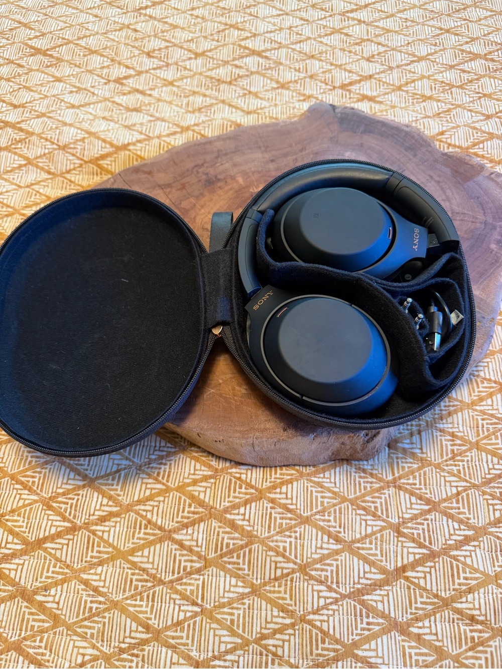 Sony WH1000XM4 Black Over-Ear Wireless Headphones with USB Cable with hard case - Picture 3 of 6